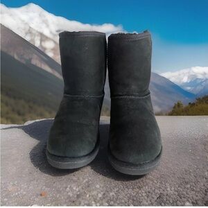 UGG Australia Classic ll Short Black Boots Size 6 Women’s 5251